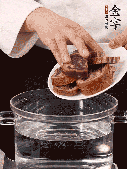準(zhǔn)備食材。做金銀蹄有2個關(guān)鍵點(diǎn)：食材上火腿當(dāng)然得選足年發(fā)酵的金字火腿，新鮮豬爪最好選前腳、大小適宜的。