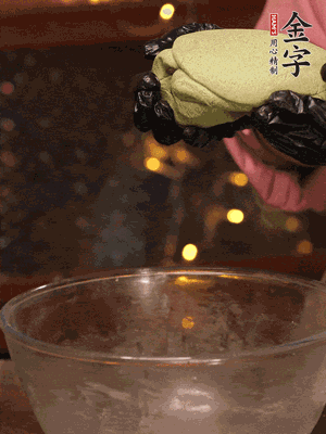 水里放點(diǎn)鹽，燒開后放艾草，一勺小蘇打，撈出浸入涼水，打成艾草泥