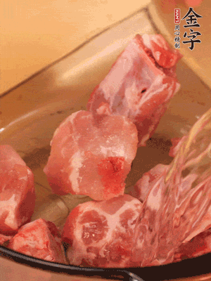 排骨冷水下鍋，加料酒、姜片，煮開綽水