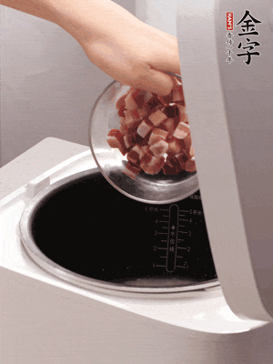 鍋中倒入豬油，油熱后炒熟上海青，給倒少許鹽調(diào)味