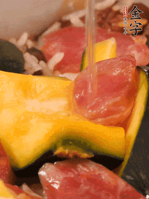 倒入溫開水，水量高出米面一個指節(jié)。
