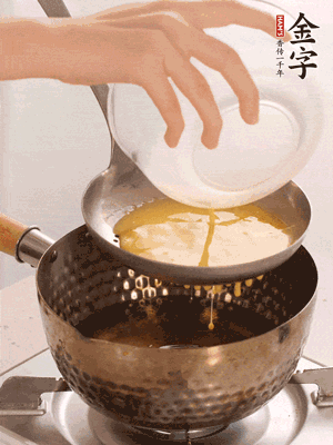 雞蛋過篩子倒入油鍋炸成蛋酥，瀝干油。