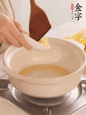 鍋里留少量底油煸香火腿和姜末。