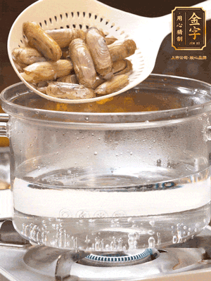 煮一鍋沸水，下蟶子汆燙30秒，撈出浸入冰水，取出蟶子肉
