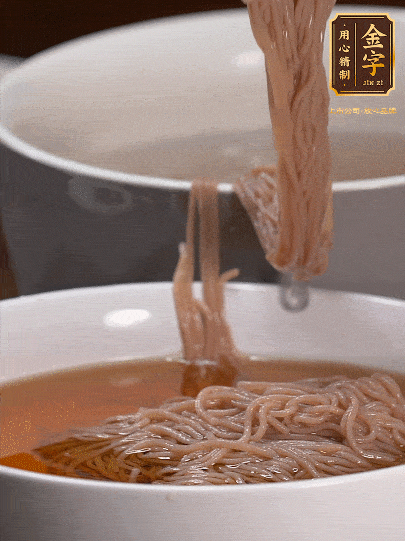 蘋果醋，一點(diǎn)鹽、糖、醬油，兌入涼白開水調(diào)成簡(jiǎn)易冷面湯，放水箱冷藏
