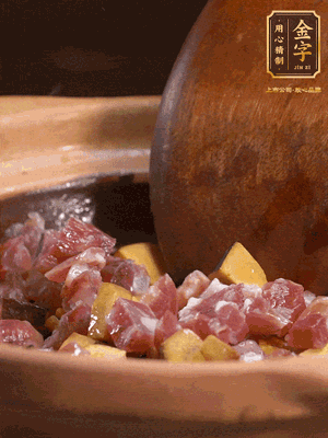 熱油下蒜片，倒入香腸丁、牛肝菌丁翻炒出香味