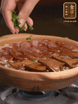 最后鋪上牛肝菌，爭分奪秒地倒上醬汁，撒點(diǎn)小蔥花