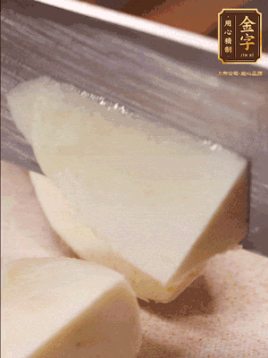茭白去殼，底部一層老皮刨掉，切成滾刀塊