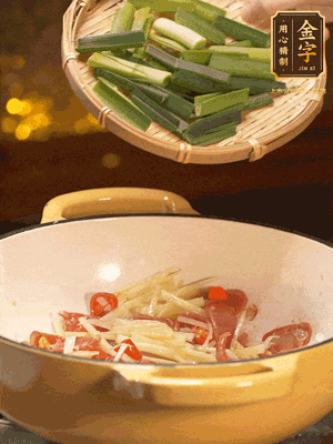 接著放蒜葉，來一點鹽，一點醬油調(diào)味翻勻