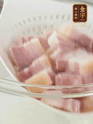 金字淡咸肉、排骨分別加料酒、蔥、姜冷水下鍋焯水，水開(kāi)撇去浮沫撈出。