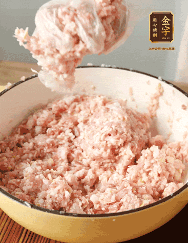 肉丁、咸肉丁、一丟丟鹽、料酒拌勻，反復(fù)摔打上勁。接著加入1兩蔥姜水，反復(fù)拌勻摔打上勁。前后共加3遍。3遍后筍丁，接著反復(fù)摔打上勁。最后加入1個(gè)蛋清、3茶匙生粉拌勻摔打上勁