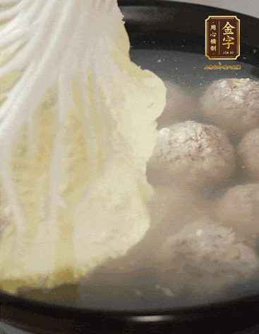 等獅子頭浮起來(lái)時(shí)再加白菜蓋。小火慢燉2小時(shí)