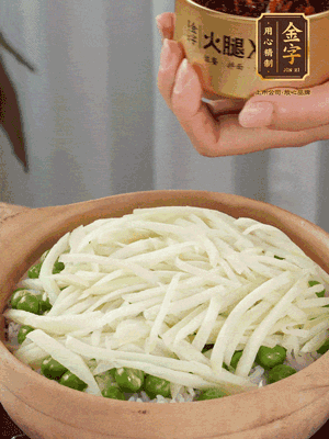 到水微干，放上豌豆、茭白絲。
