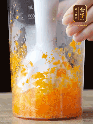 加玉米油、水怡、水揉搓成細(xì)膩的面團(tuán)。松弛半小時(shí)后，分成37g一個(gè)