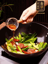 下蒜苗炒軟，沿鍋邊烹入一勺料酒，加醬油、蠔油、白糖調(diào)味炒勻