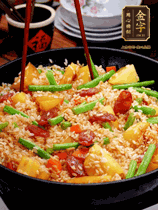 加水，沒過大部分食材。把瀝干水分的米飯均勻地鋪在上面，筷子戳幾個洞