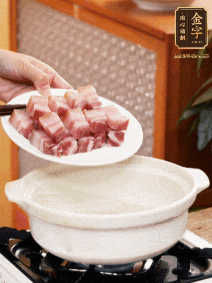 鍋內(nèi)倒油，下咸肉微微煸炒，再放排骨炒一下
