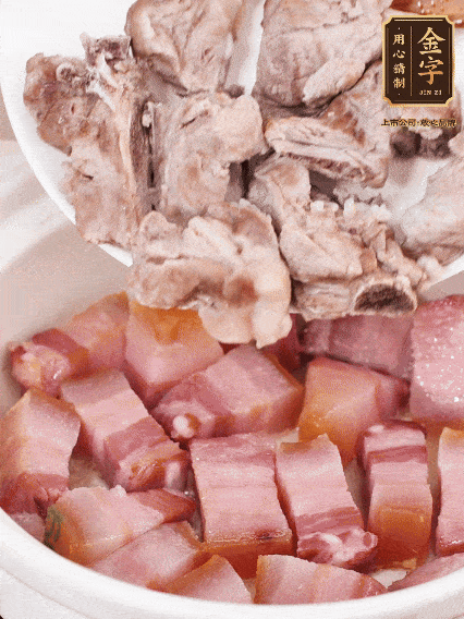 倒入開水燉煮，大火燒開后轉(zhuǎn)小火