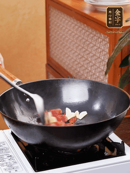 熱油，香腸微微煸出香味，加蒜片、小米辣