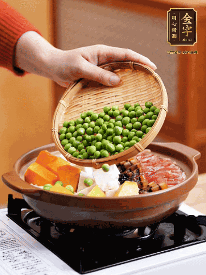 再鋪上臘腸、醬油肉、豌豆，小火煲6分鐘